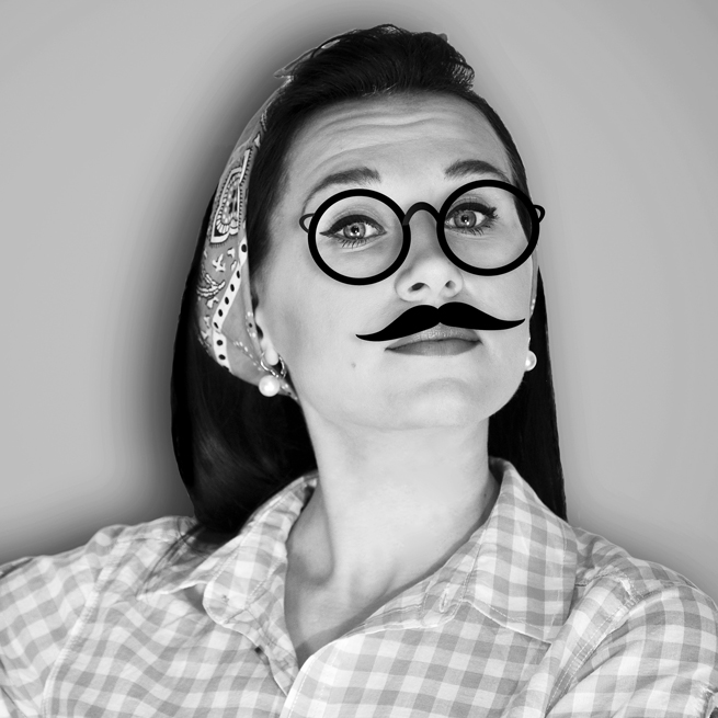 Femme portant fausse moustache
